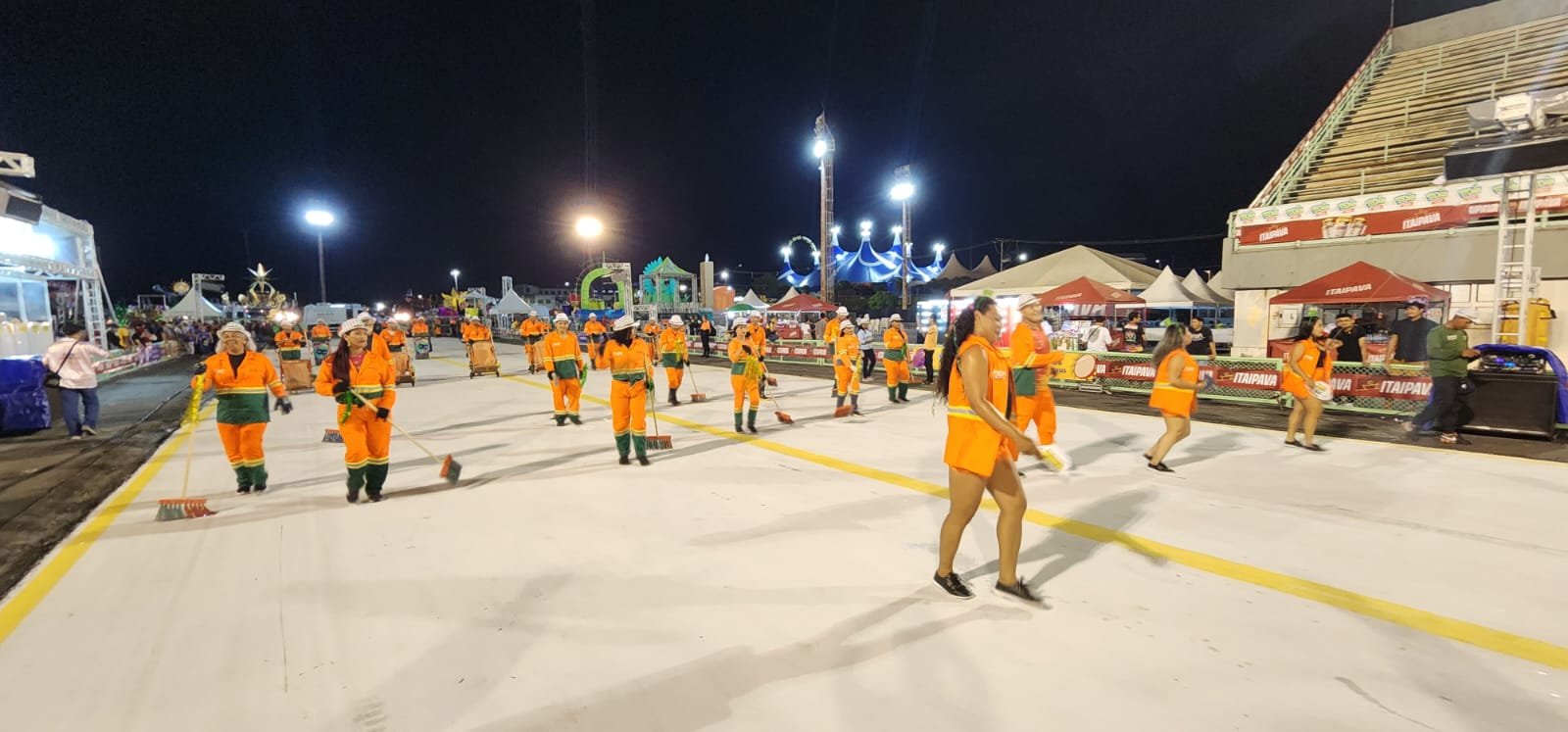 SERVI&Ccedil;OS - Carnaval de Manaus 2023: Equipe de limpeza da prefeitura atua  durante primeira noite de apresenta&ccedil;&otilde;es no samb&oacute;dromo - amazonaspix.com.br