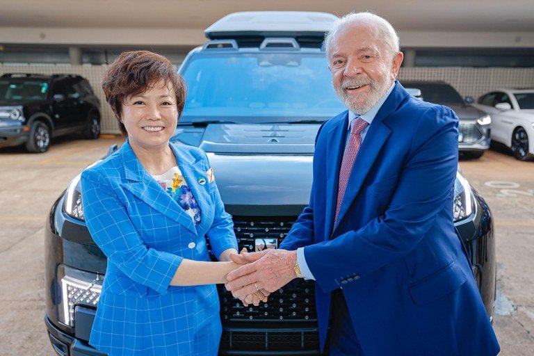 Durante o encontro com o presidente, Stella Li também informou que a BYD está montando um grande centro de pesquisa tecnológica na Bahia - Foto: Ricardo Stuckert/Secom-PR